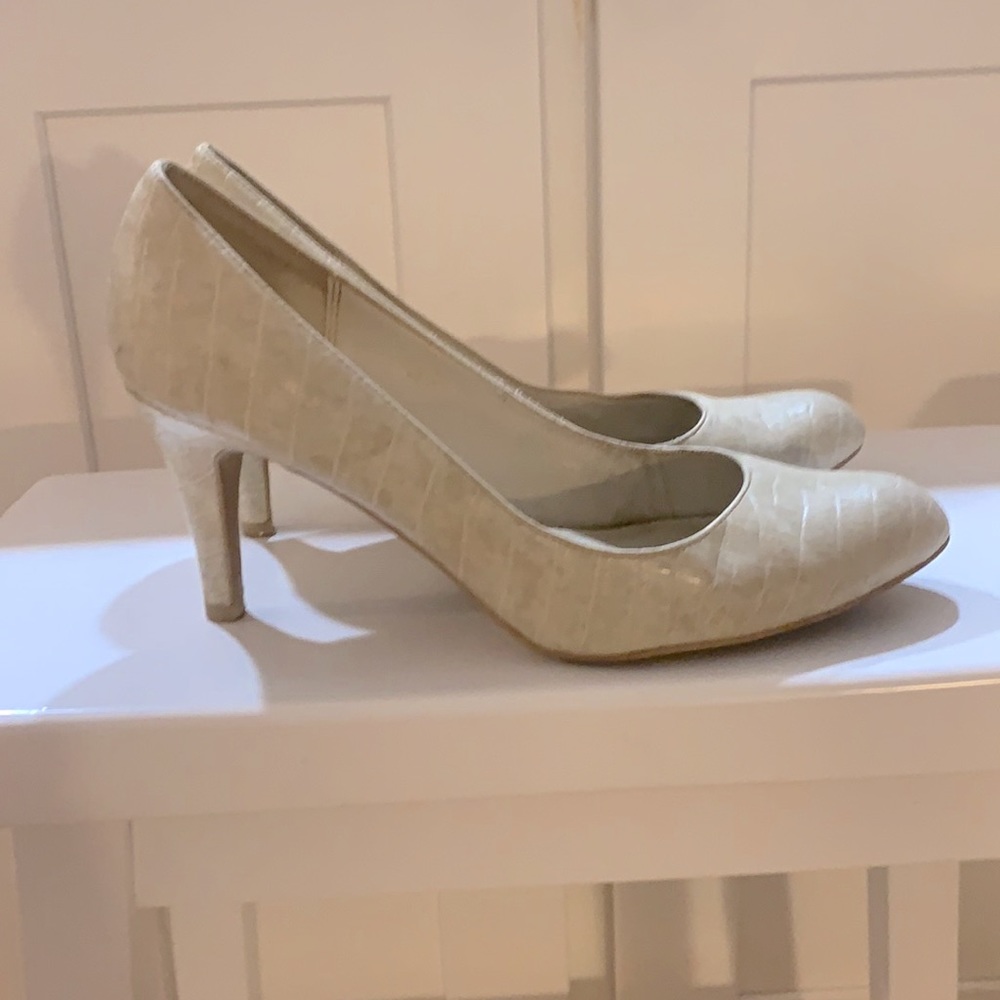 Snake skin style tan pumps